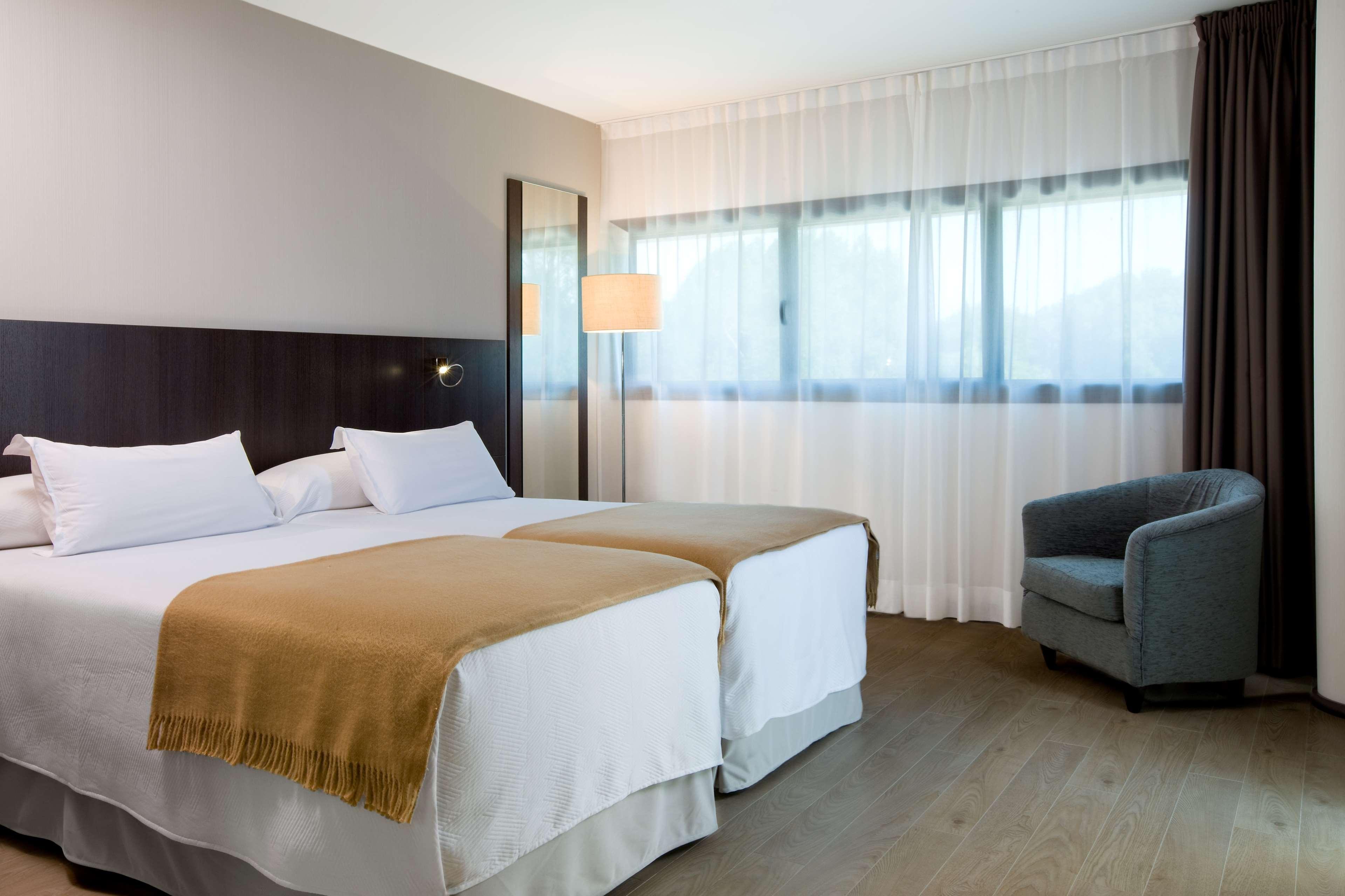 Nh Gijon Hotell Exteriör bild