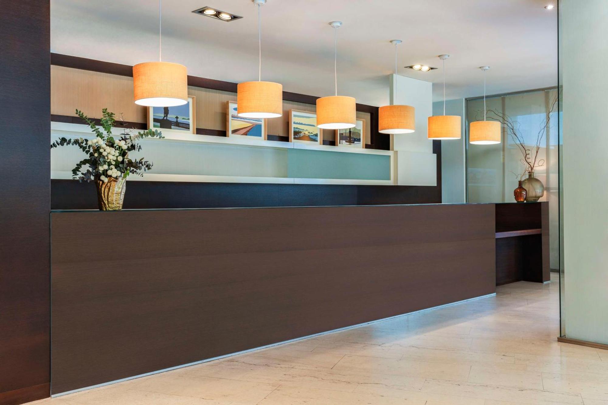 Nh Gijon Hotell Exteriör bild